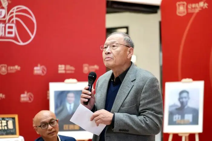 老年人如何安全地进行篮球接球训练?_0
